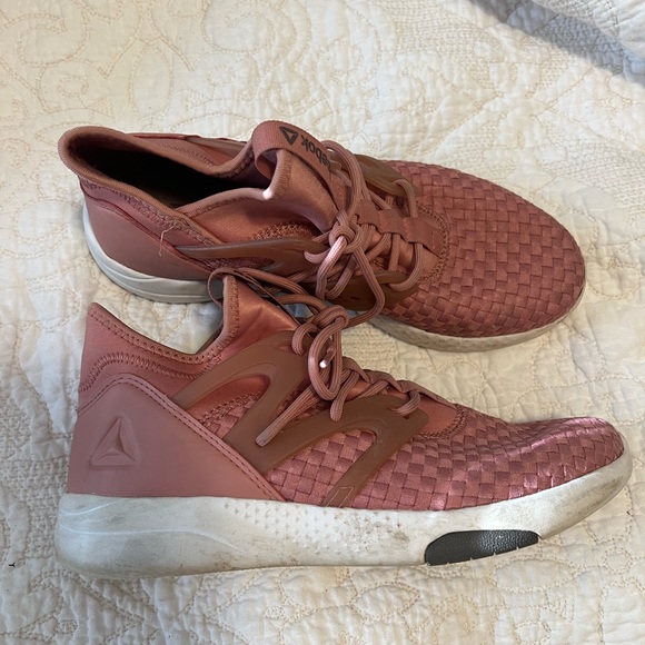 Reebok Women’s size 8 Mauve Sneakers GUC - Picture 2 of 4